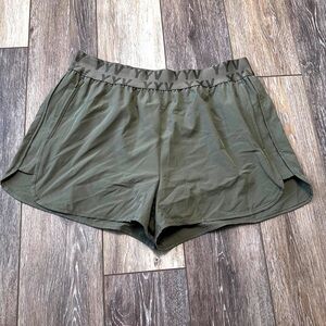 🛍️ YYV Green Shorts with underwear & zipper pockets Size XL